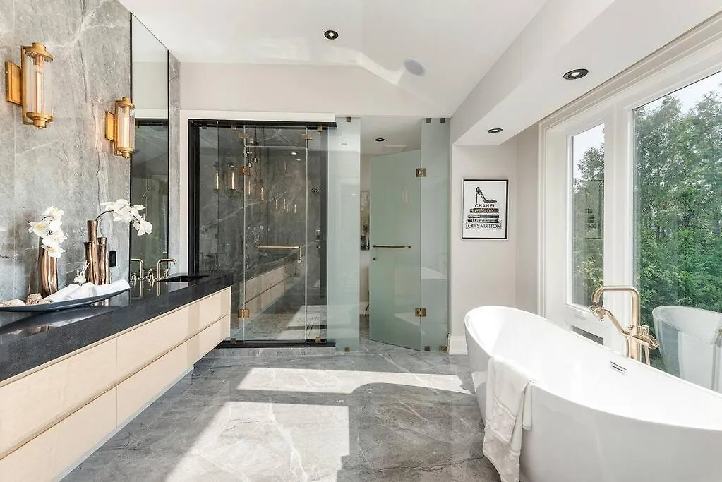 Luxury 6 Bedrooms Villa With Spacious Indoor Toronto 0*,