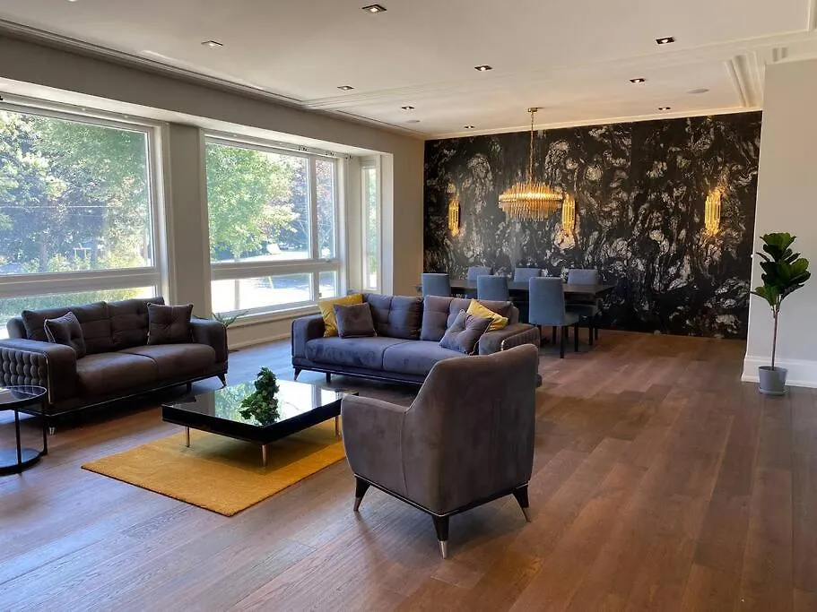 Luxury 6 Bedrooms Villa With Spacious Indoor Toronto