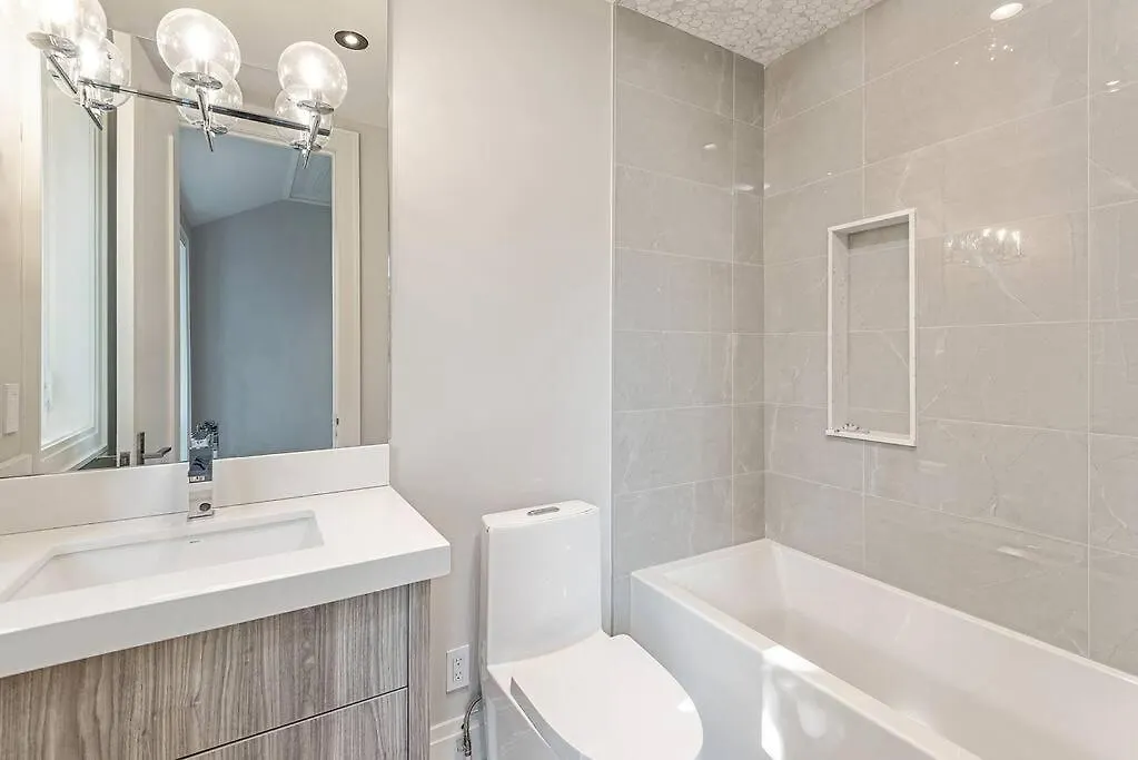 Luxury 6 Bedrooms Villa With Spacious Indoor Toronto
