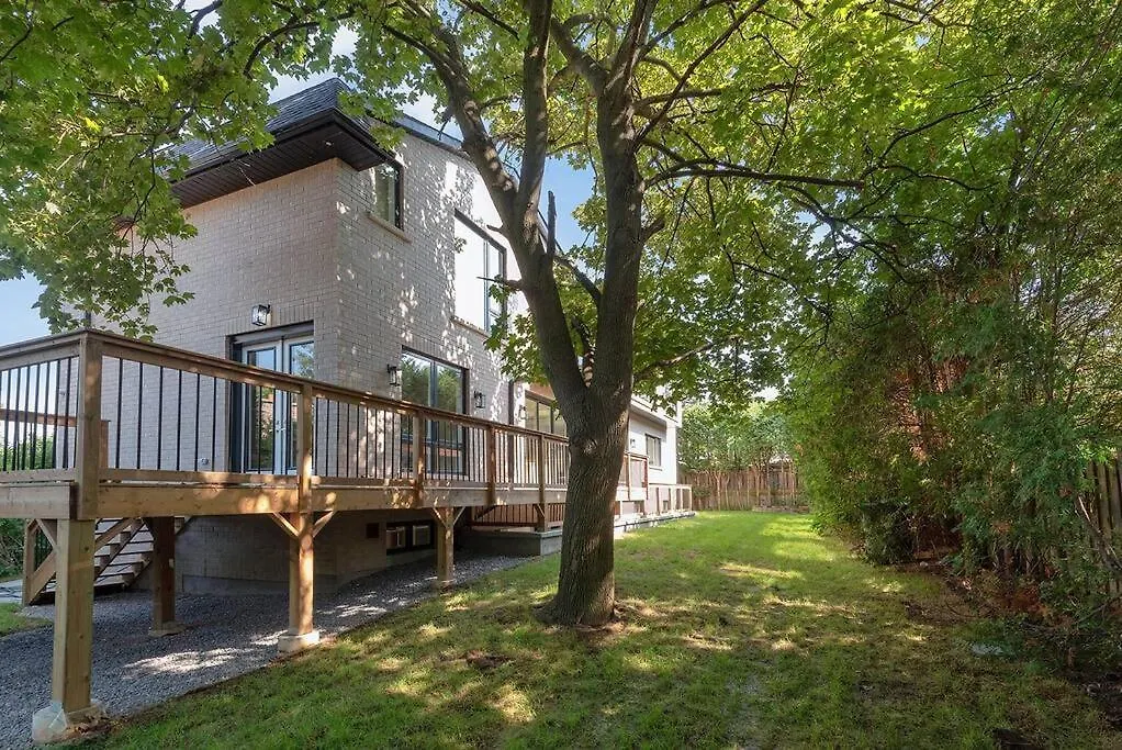 Luxury 6 Bedrooms Villa With Spacious Indoor Toronto