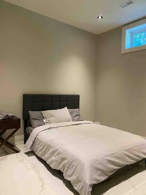 Luxury 6 Bedrooms Villa With Spacious Indoor Toronto