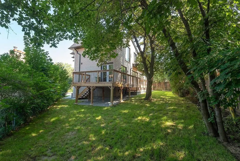 Luxury 6 Bedrooms Villa With Spacious Indoor Toronto 0*,