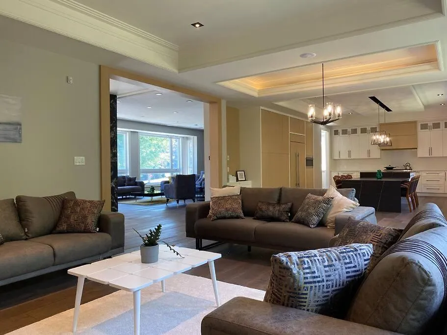 Luxury 6 Bedrooms Villa With Spacious Indoor Toronto